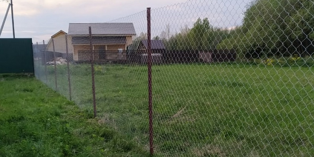 Забор из оцинкованной сетки рабицы установлен.
