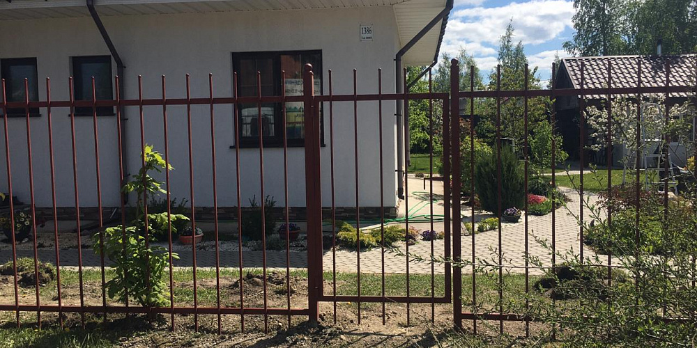 Установлен металлический секционный забор в Павловске